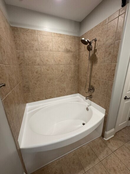 Building Photo - 4625 Piedmont Row Dr