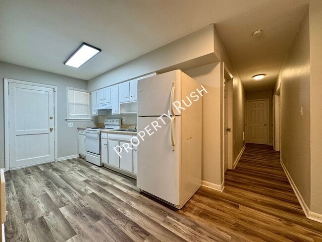 Building Photo - 1014 N Larchmont Dr