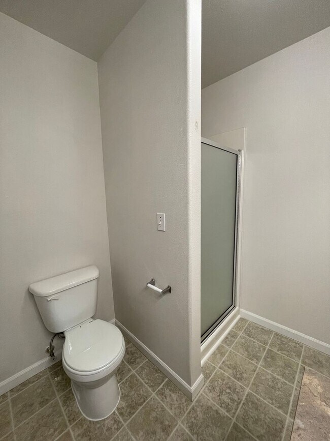 Building Photo - 2 bed 1 bath + Bonus Room Duplex in Northeast Salem!