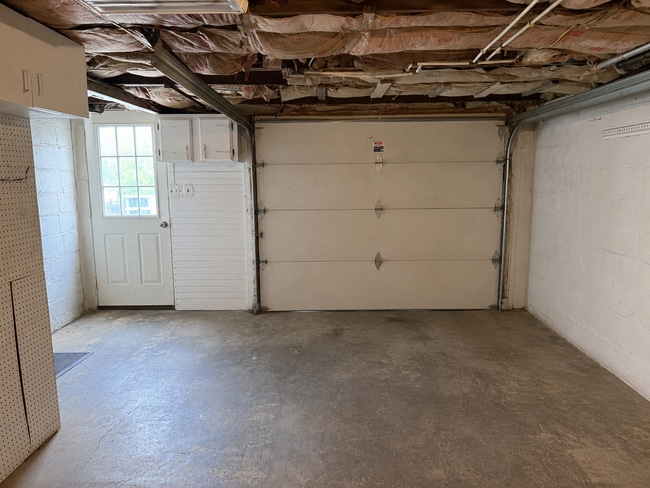 Building Photo - Modern 2 bedroom End-of-Row Townhome in Rothsville - w/ Garage & In Unit Laundry!
