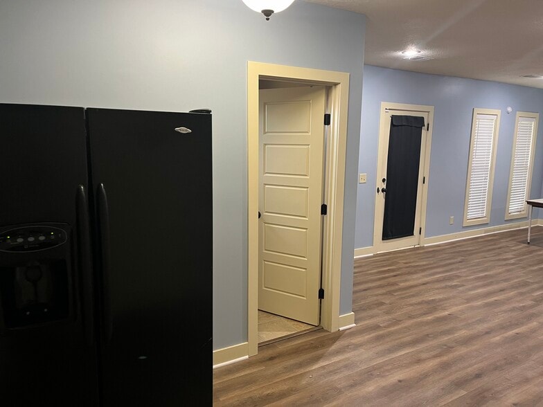 Building Photo - 10111 N Tullis Dr