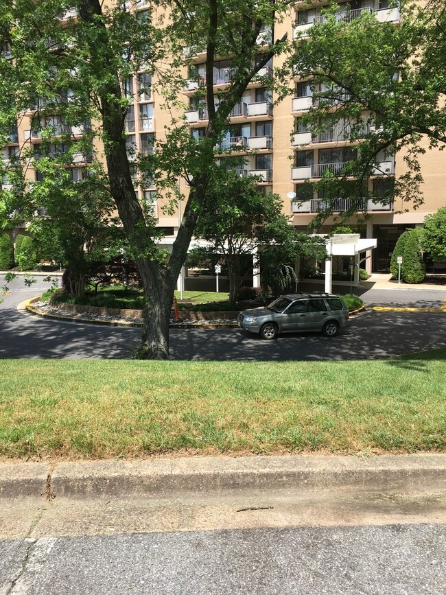 Primary Photo - 6100 Westchester Park Dr