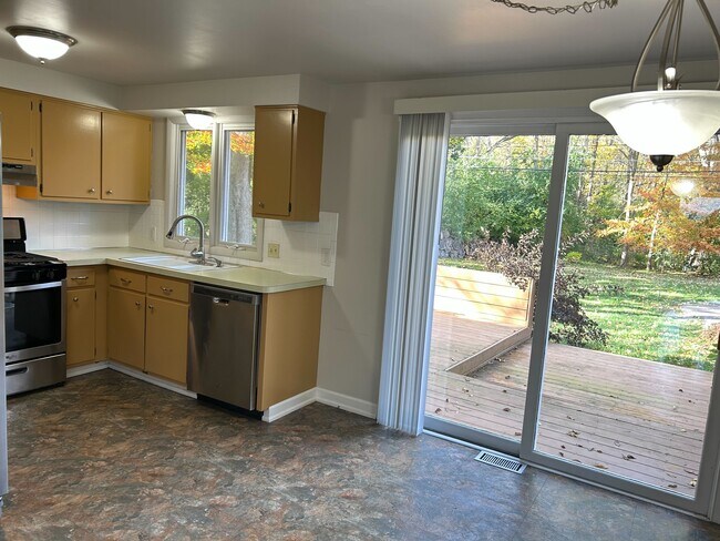 Building Photo - 100 Brittany Dr