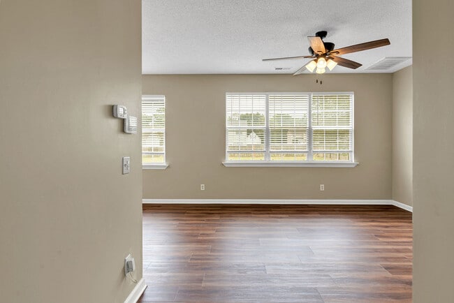 Building Photo - 106 Briar Hollow Dr