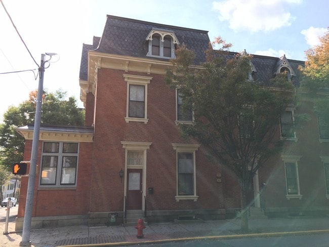 Building Photo - 534 Walnut St