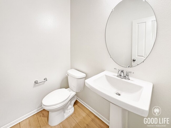 Building Photo - Beautiful 5Bd/3.5Ba Home in Cul-de-Sac in Riverside w/new Turf Back Yard and New Carpet!