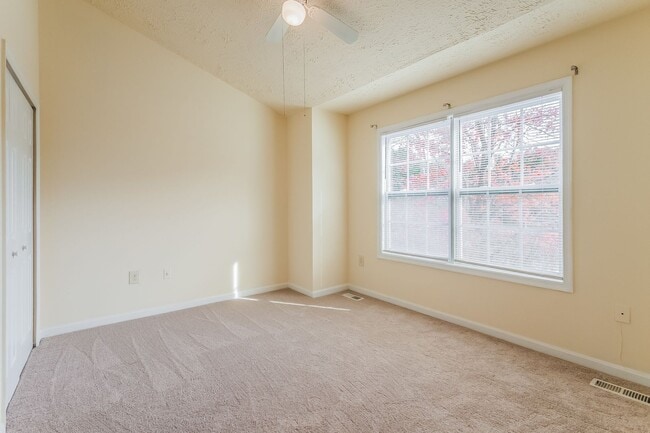 Building Photo - Spacious Townhome with 2 assigned parking spots