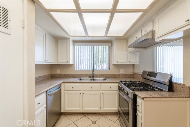 Building Photo - 569 Palm Dr