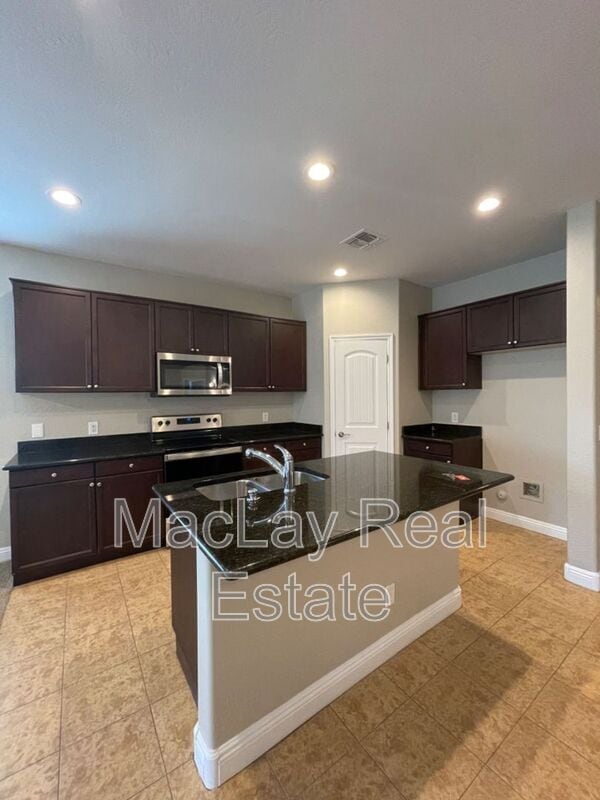 Building Photo - 1728 W Loemann Dr