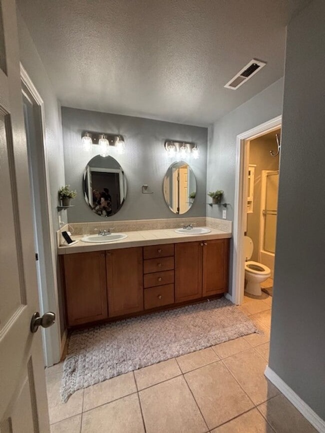 Building Photo - Seasonal Rental - Available August 16, 202...