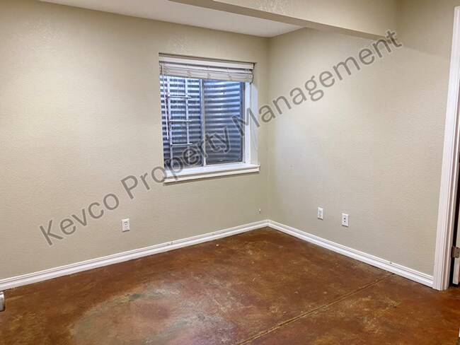 Building Photo - 1637 Westbridge Dr