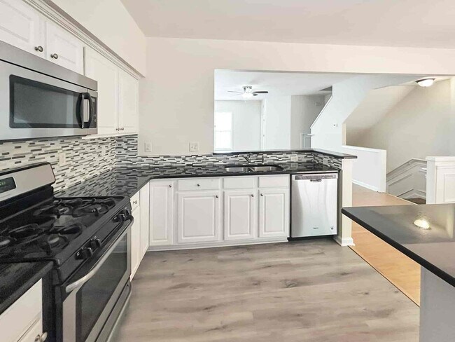 Building Photo - 4033 Edgecomb Dr
