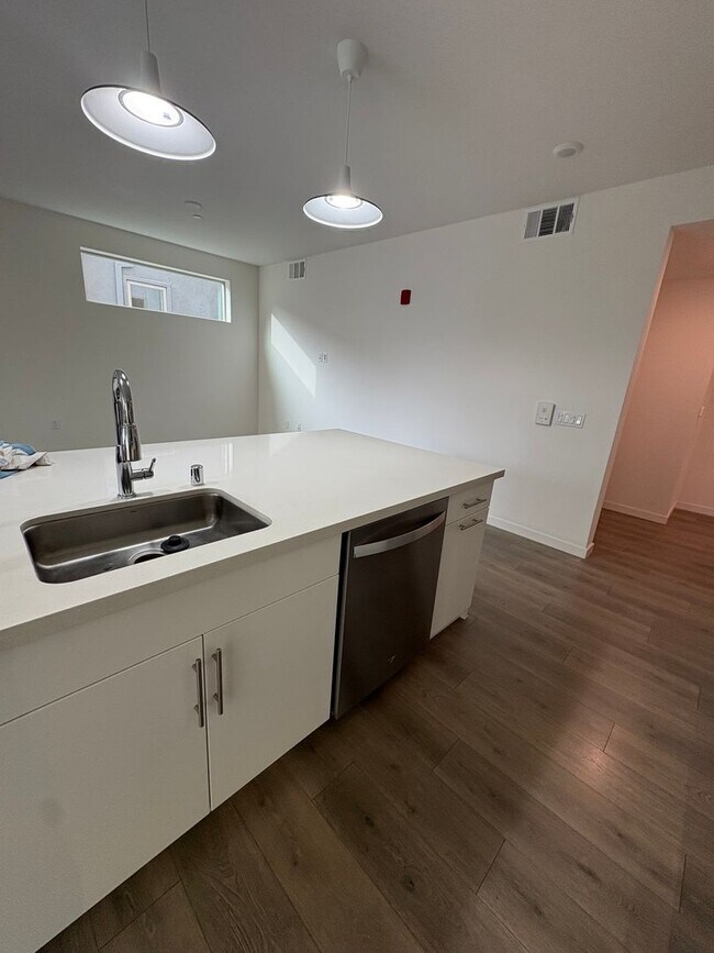 Building Photo - Modern 2bed/2bath Single Story Condo in the MIll