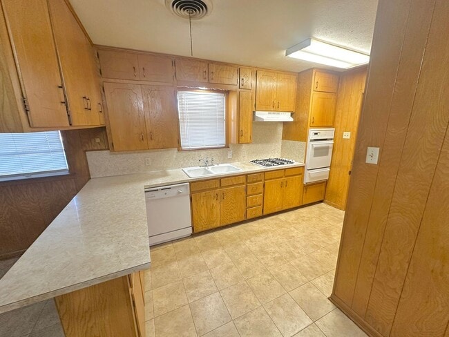 Building Photo - AVAAILABLE NOW !!