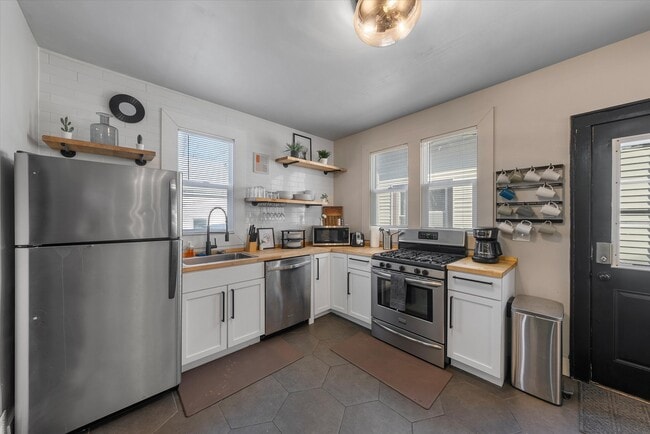 Building Photo - 340 E Clarence St