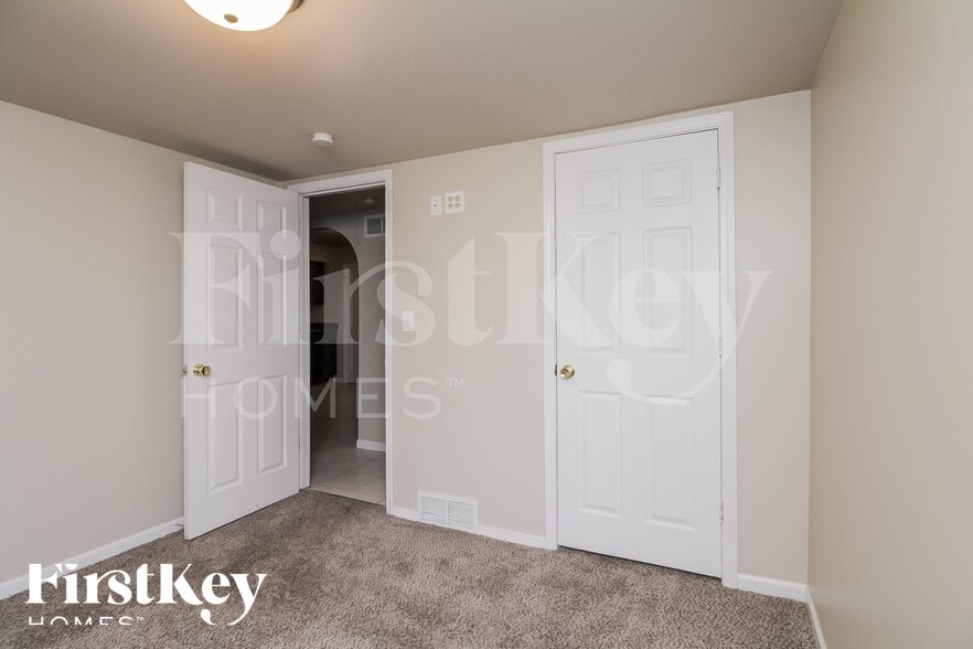 Building Photo - 1369 Hinman St