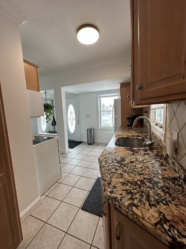Building Photo - Luxurious 2 Bed, 2 Bath Rental on Lake Qui...