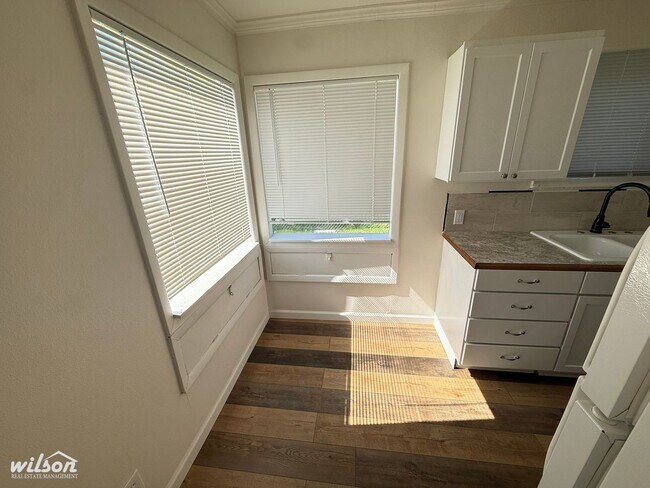 Building Photo - 1420-1420 Queen Ave