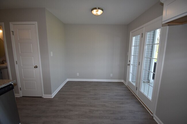 Building Photo - The Stowe Court Dog Friendly Condo for rent!
