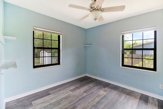 Building Photo - Charming 4 Bedroom Pensacola Rental in a Convenient Location!