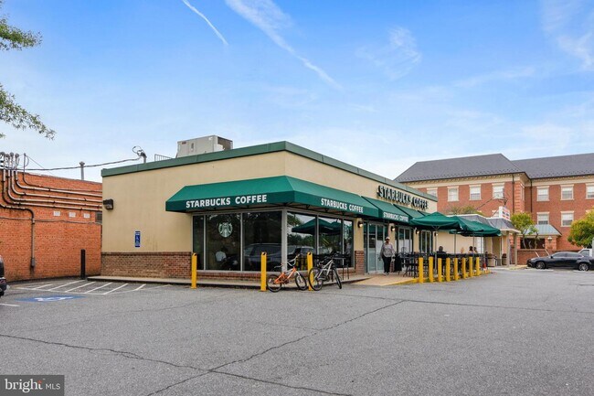 Building Photo - 1952 Kennedy Dr