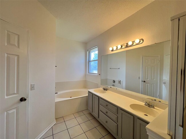 Building Photo - 1525 Natural Bridge Ln