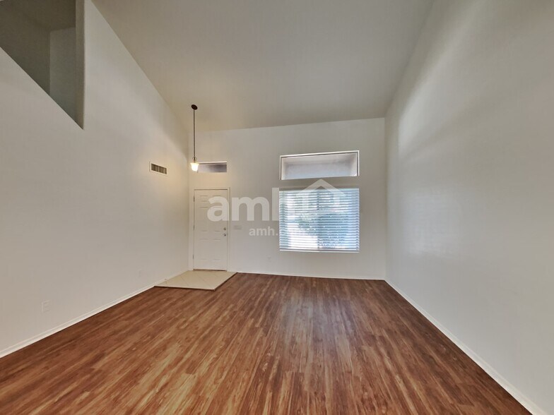 Building Photo - 11309 W Buchanan St