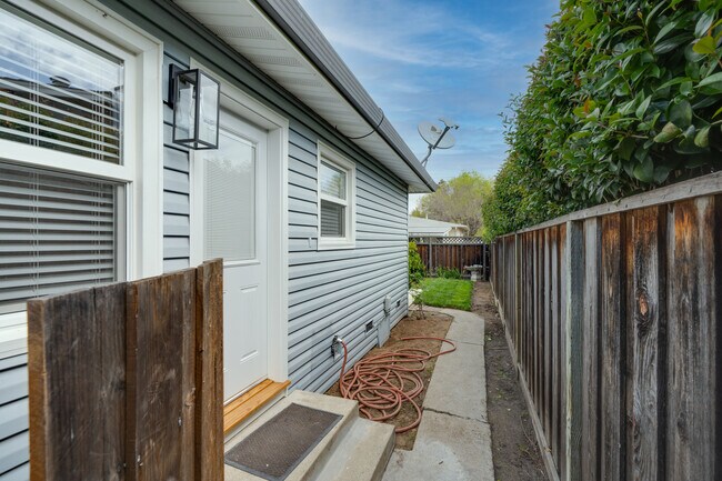 Building Photo - 405 S Fernwood Cir