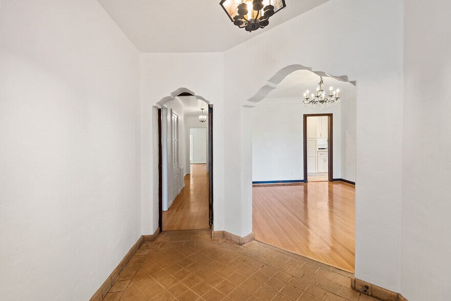 Building Photo - 10733 Wellworth Ave