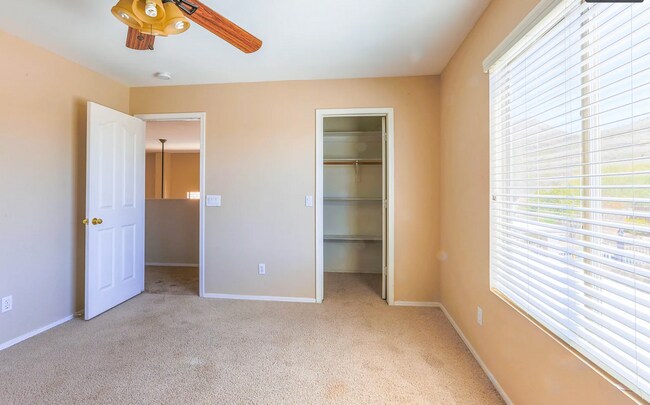 Building Photo - Three bed and two /half bath North Phoenix