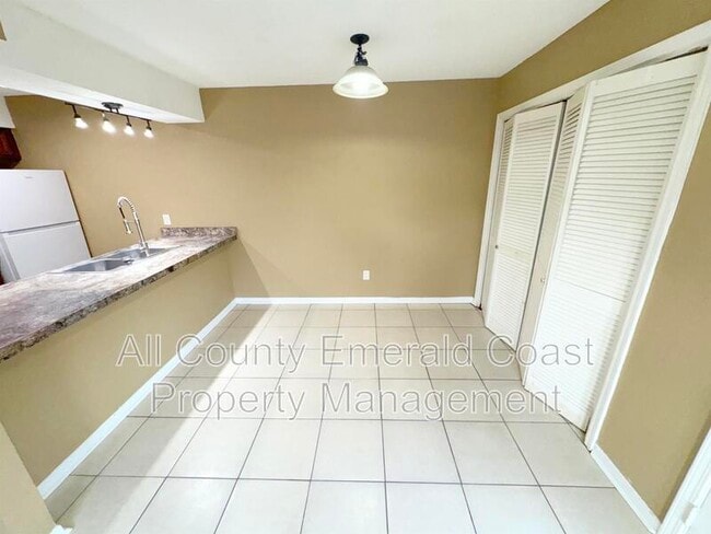 Building Photo - 875 Fairview Dr