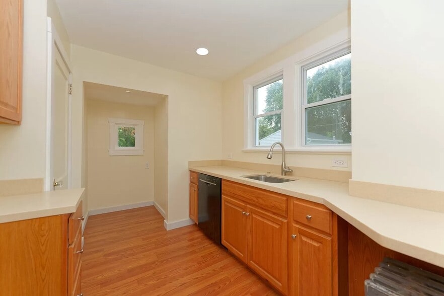 Building Photo - 1153 S Country Club Dr