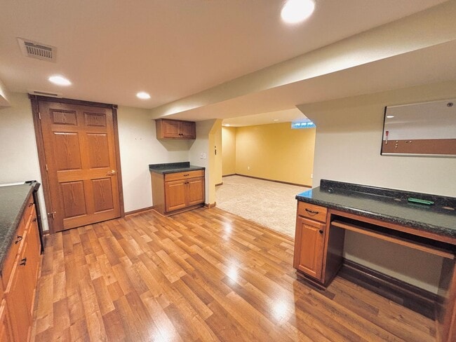 Building Photo - Sprawling 3bedroom 2bath Home in Roseville...