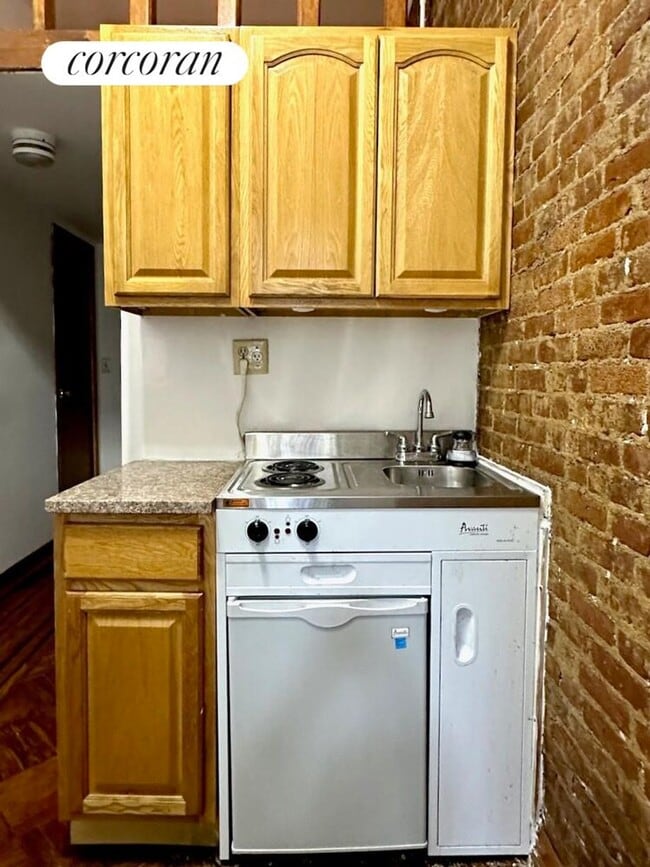 Building Photo - 103 W 70th St