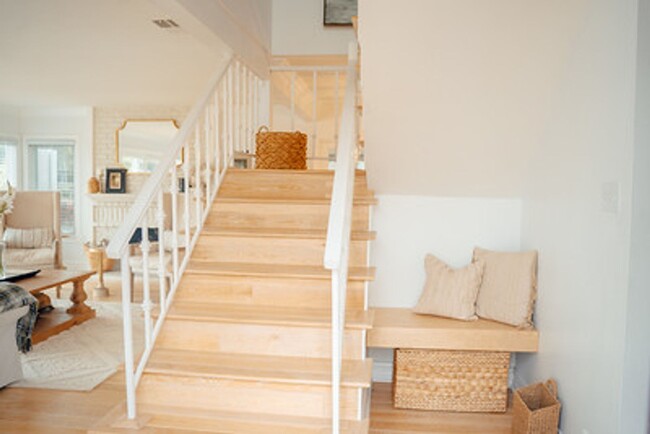 Building Photo - Waterfront 4 Bedroom