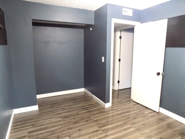 Building Photo - 1102 Condo Dr