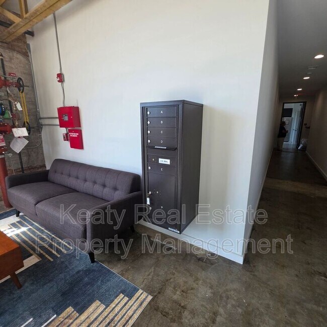 Building Photo - 136 E Cypress St