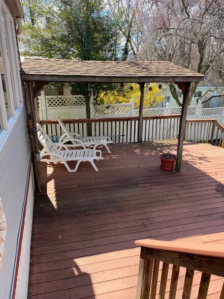 Deck - 530 E Passaic Ave