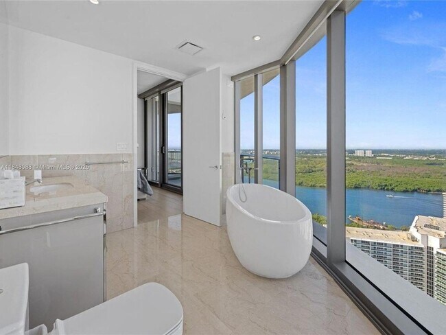 Building Photo - 15701 Collins Ave