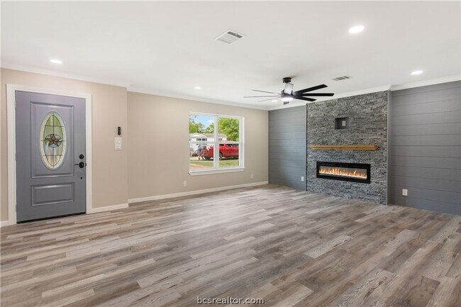 Building Photo - 904 Westview Cir
