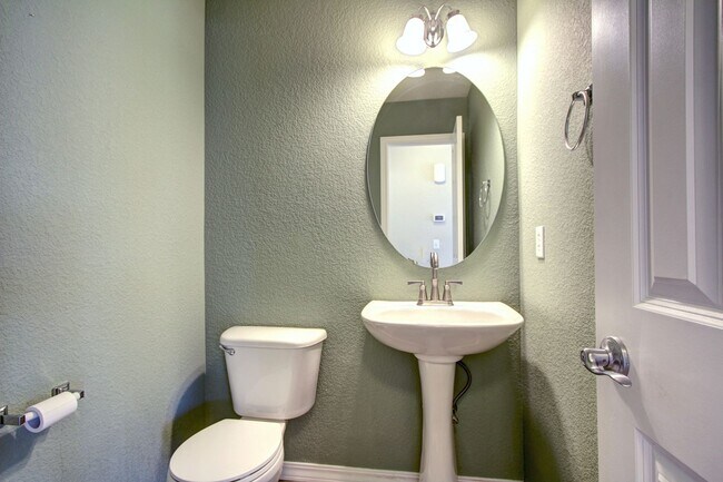 Building Photo - Rare Sapphire Pointe 2 bed townhome for le...