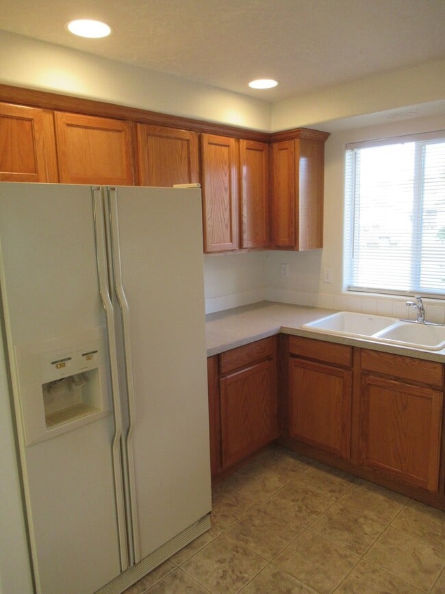 Building Photo - Three Bedroom Home in Independence