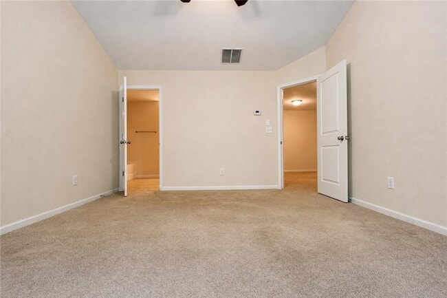 Building Photo - 2132 Greencrest Cir