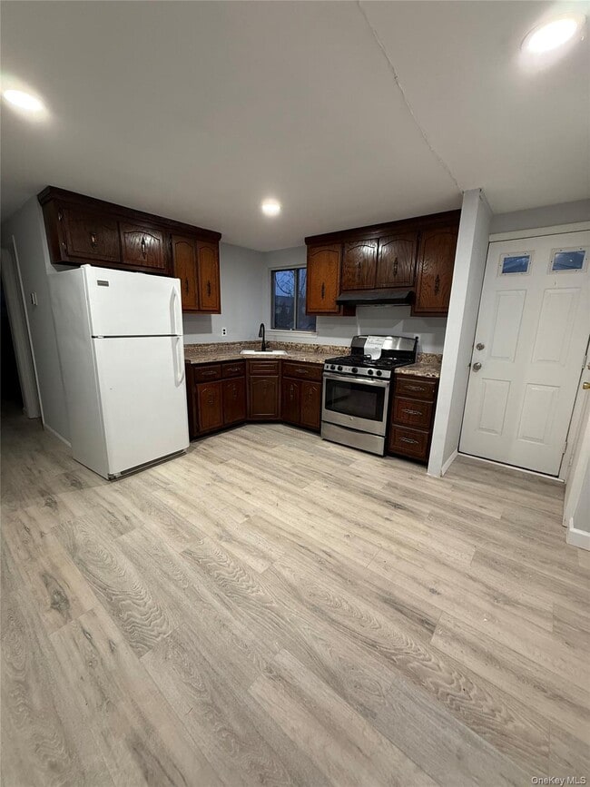 Building Photo - 227 N Walnut St