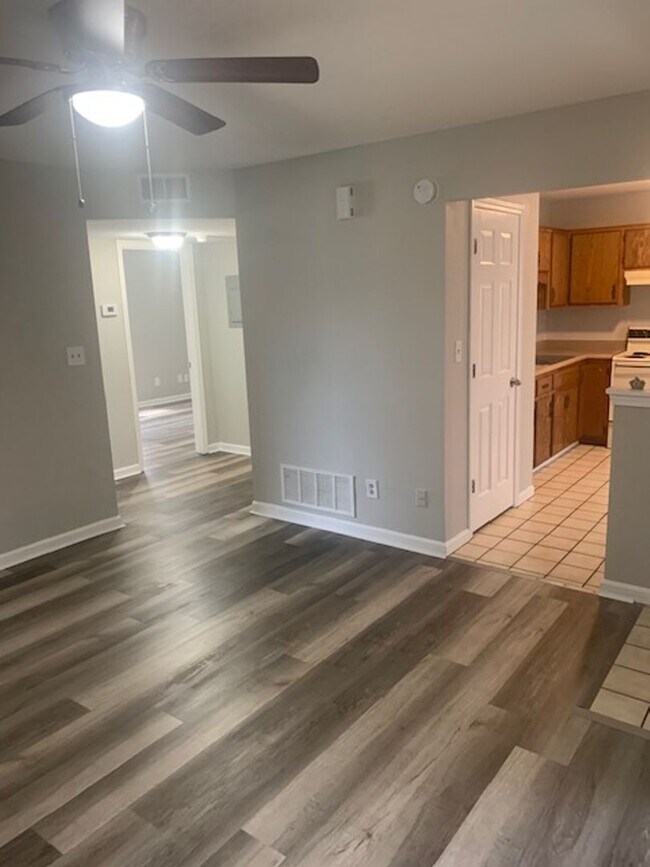 Building Photo - Newly Renovated Unit