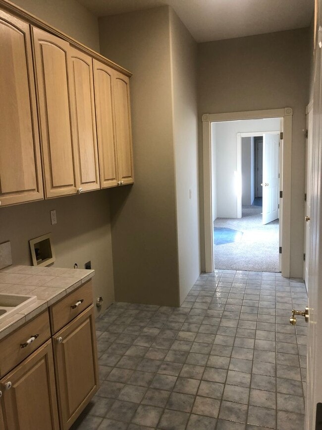 Building Photo - Spacious Redmond Estate on 14 Acres – 4,300+ Sq Ft, Pastures, 4-Car Garage