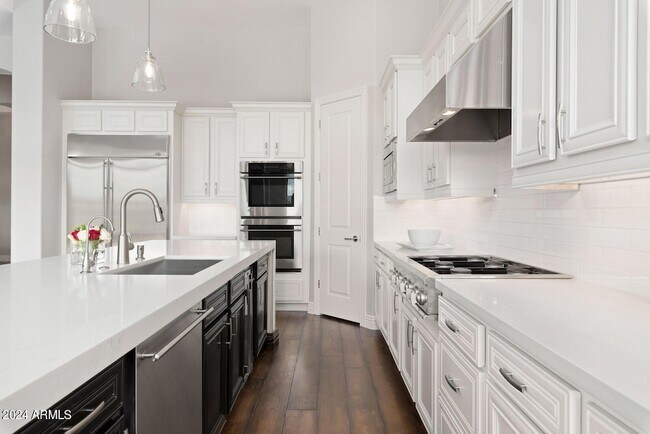 Building Photo - 9901 E Edgestone Dr