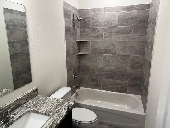 Building Photo - 4 bed 3 bath new build in the Lakes at University Place