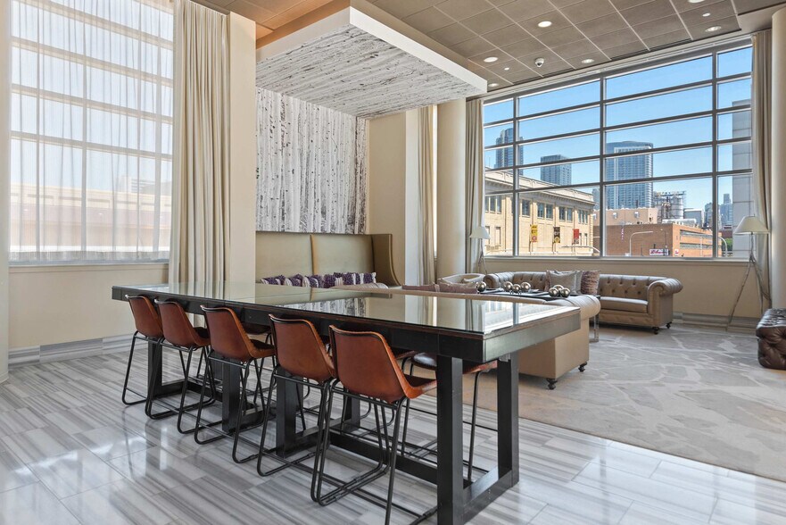 Building Photo - 716 W Kinzie St