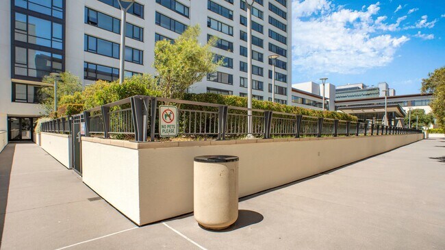 Building Photo - 250 King St